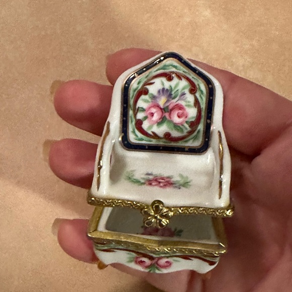 Vintage Armed Chair Trinket Box - Picture 2 of 8